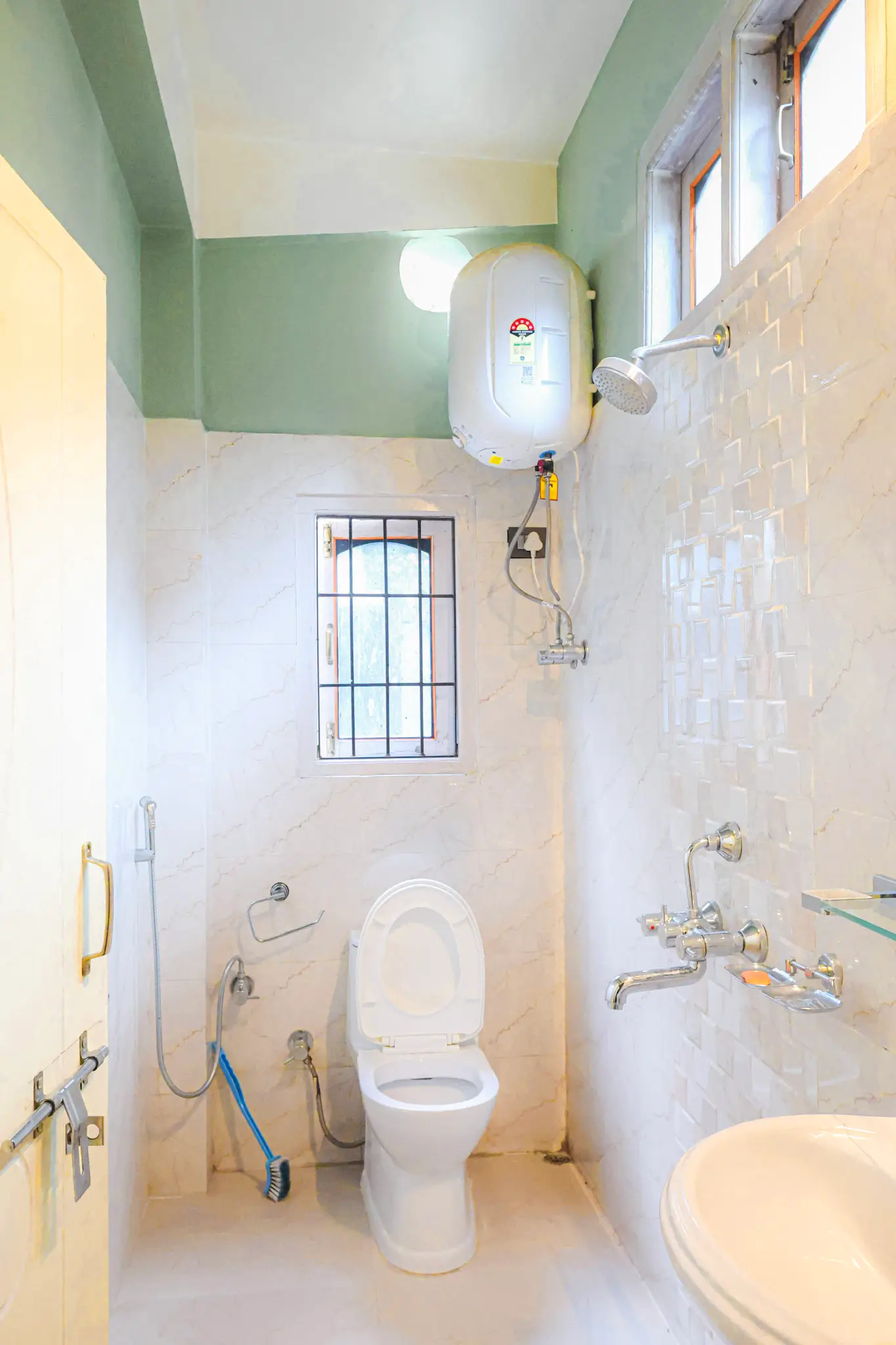 Clean and modern bathroom at Daisy Homestay