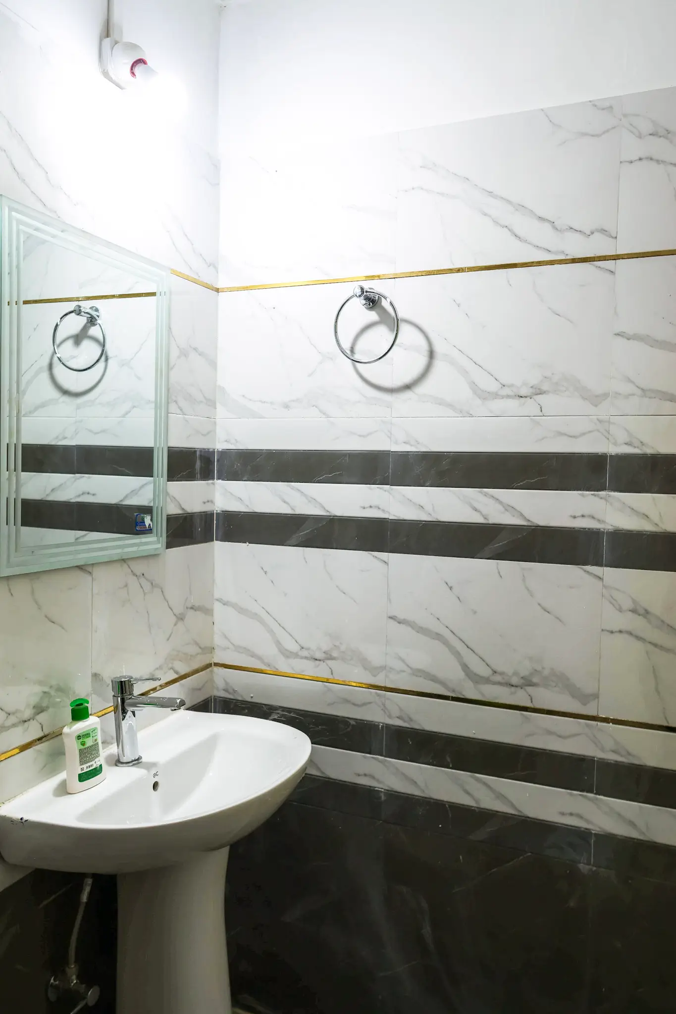 Additional bathroom facilities at Daisy Homestay